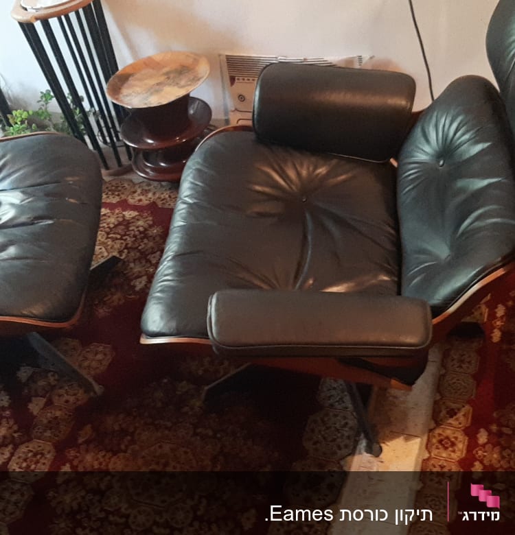 כורסה והדום מרופדים בעור שחור על שטיח אדום